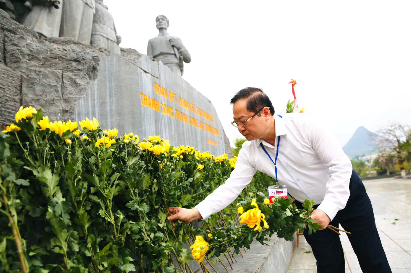 Nhà báo Lê Xuân Sơn – Tổng Biên tập báo Tiền Phong, đồng Trưởng Ban tổ chức giải Vô địch Quốc gia Marathon và cự ly dài báo Tiền Phong, dâng hoa trước tượng đài Bác Hồ với đồng bào các dân tộc Lai Châu