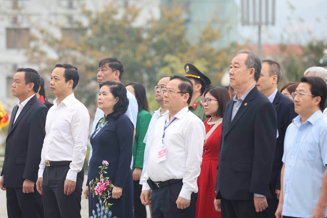 Các đại biểu thành kính trước tượng đài Bác Hồ với đồng bào các dân tộc Lai Châu