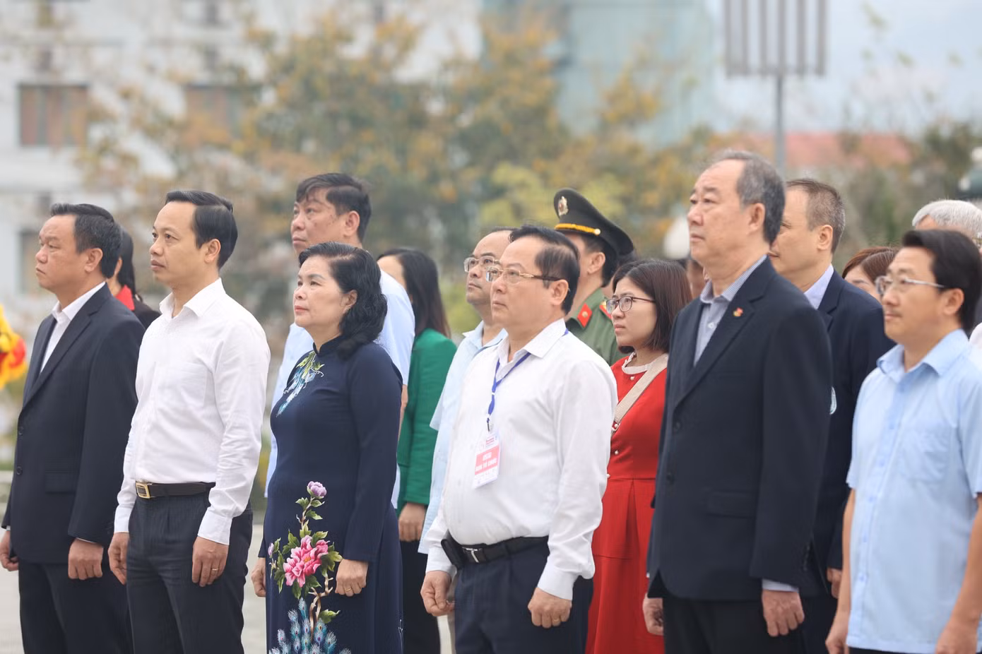 Các đại biểu thành kính trước tượng đài Bác Hồ với đồng bào các dân tộc Lai Châu