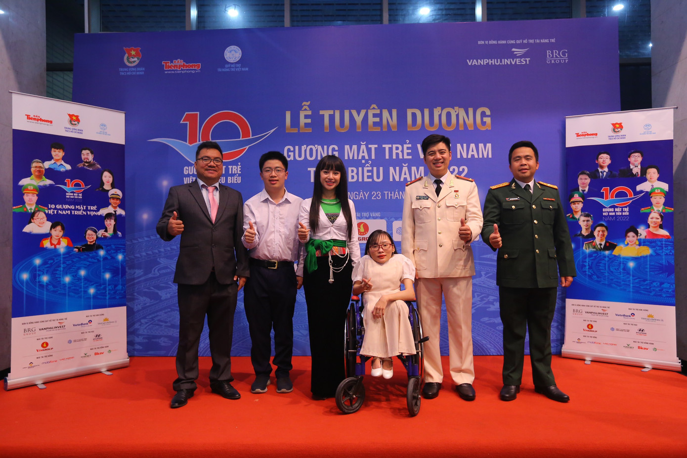 Các Gương mặt trẻ Việt Nam tiêu biểu và triển vọng năm 2022 chụp hình lưu niệm.