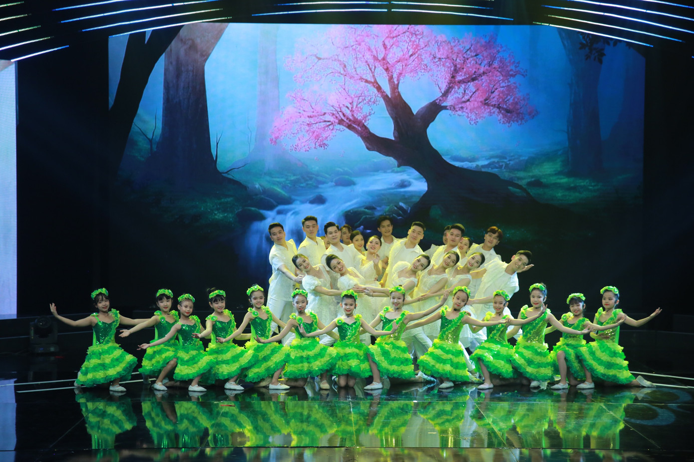 Tuyên dương 10 Gương mặt trẻ Việt Nam tiêu biểu năm 2022 ảnh 49