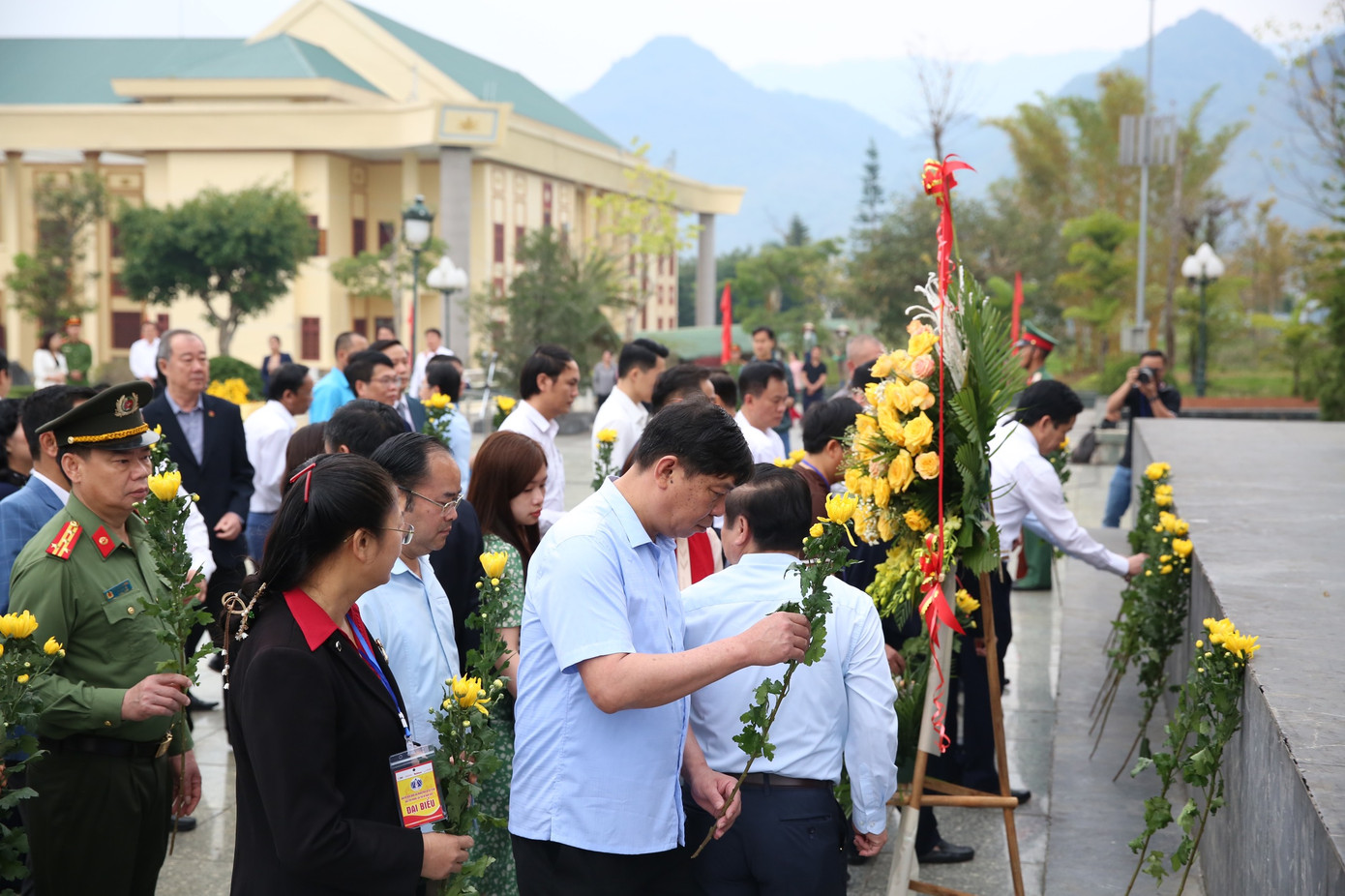 Lãnh đạo UBND tỉnh Lai Châu, thành phố Lai Châu và các đại biểu dâng hoa trước tượng đài Bác Hồ với đồng bào các dân tộc Lai Châu.