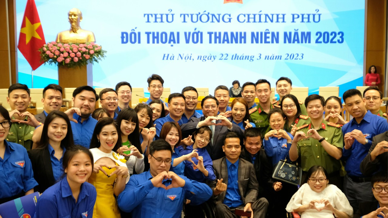 Thủ tướng Phạm Minh Chính chụp ảnh kỷ niệm cùng các đại biểu thanh niên