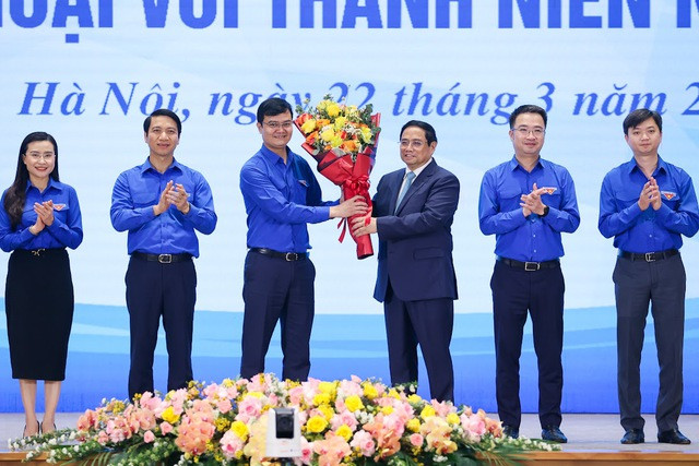 Các đồng chí Bí thư T.Ư Đoàn nhận hoa chúc mừng của Thủ tướng Chính phủ Phạm Minh Chính. (Ảnh: VGP/Nhật Bắc)