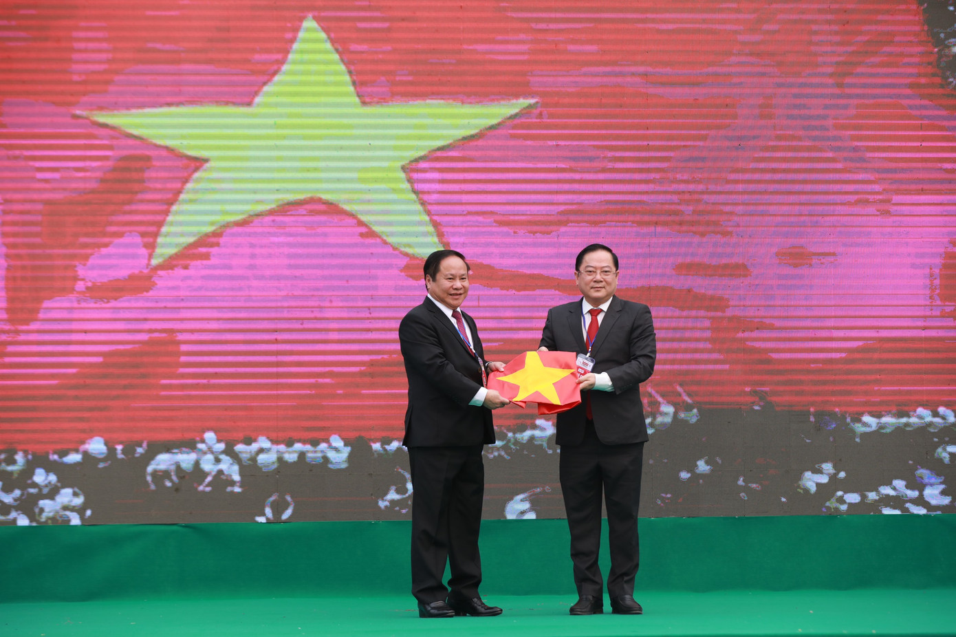 Tại Lễ khai mạc, Ban tổ chức Tiền Phong Marathon trao những lá cờ Tổ quốc trên đường chạy tặng lực lượng chức năng và người dân tỉnh Lai Châu. Phó Chủ tịch Thường trực UBND tỉnh Lai Châu Tống Thanh Hải đại diện tỉnh Lai Châu lên nhận.