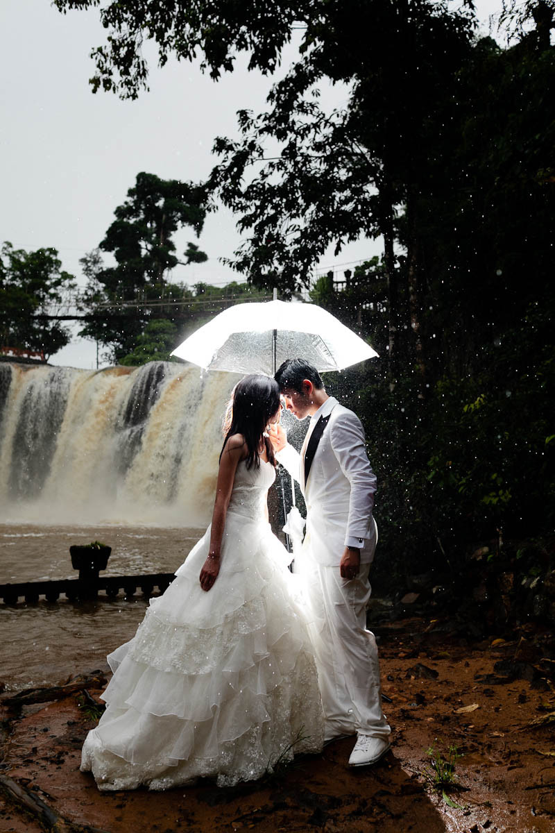 Cô dâu và chú rể đứng dưới chỗ bùn đất 