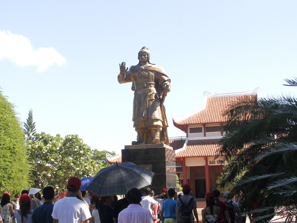 Các bạn thanh niên kiều bào về mảnh đất Tây Sơn hào kiệt – nơi sinh ra người anh hùng áo vải Quang Trung – Nguyễn Huệ