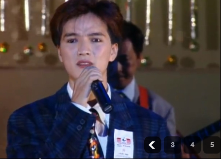 Cũng chính anh tự nhận mình là kẻ lận đận trong nghiệp cầm ca. Thi thố bao lần, nhưng giọng ca của Đàm Vĩnh Hưng vẫn không được ghi nhận. Minh chứng cho điều ấy là những bức ảnh hiếm hoi, gây sốc của anh thời còn “nai tơ”, “mặt hoa da phấn” với trang phục lẫn đầu tóc đậm chất “hai lúa” trong cuộc thi Tiếng hát truyền hình năm 1998