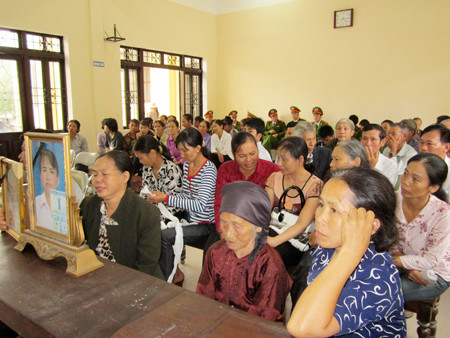 Người nhà nạn nhân đau khổ tại tòa