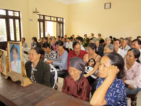Người nhà nạn nhân đau khổ tại tòa