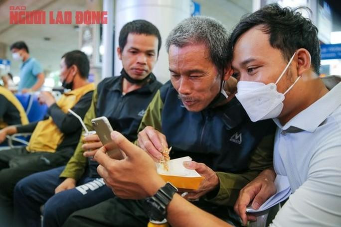 Nhiều ngư dân người thân không vào đón được cho mượn điện thoại gọi điện về nhà báo tin