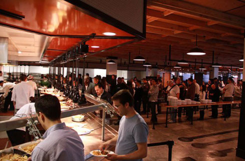 Khu vực ăn uống Epic Cafe có phục vụ các bữa ăn cho tất cả nhân viên suốt ngày. Khu vực ăn uống Epic Cafe có phục vụ các bữa ăn cho tất cả nhân viên suốt ngày