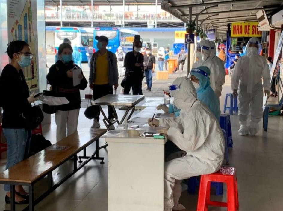 Công dân Tây Ninh làm thủ tục về quê tại Bến xe miền Tây sáng 25/8. Công dân Tây Ninh làm thủ tục về quê tại Bến xe miền Tây sáng 25/8.