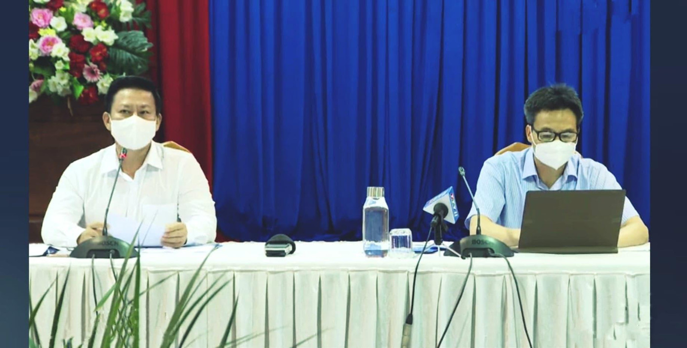 Phó Thủ tướng Vũ Đức Đam (phải) tại Tây Ninh hôm nay 10/8.