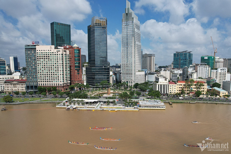 Ngành du lịch TP.HCM tổ chức giải đua thuyền truyền thống trên sông Sài Gòn đoạn qua bến Bạch Đằng, quận 1 hồi tháng 8/2023. Sự kiện quy tụ 650 VĐV đến từ các ban, ngành, tổ chức xã hội trên địa bàn TP.HCM và các tỉnh An Giang, Bình Thuận, Đà Nẵng, Đồng Nai, Nghệ An, Quảng Bình. Ảnh: Nguyễn Huế.