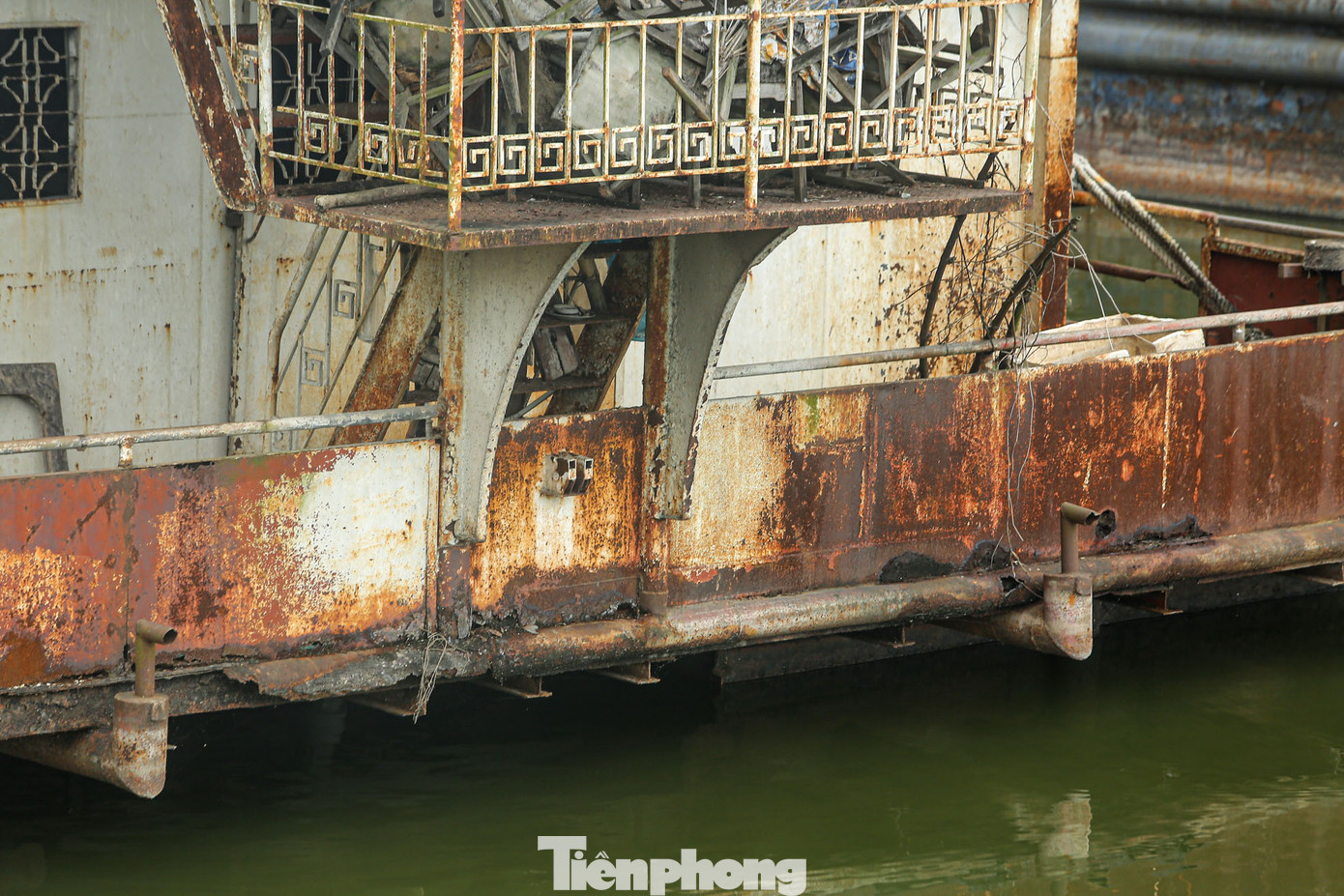 Công trình xuống cấp, hoen gỉ, ảnh hưởng đến chất lượng nước ở hồ Tây.