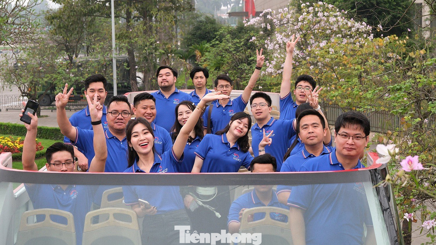 Từ xe buýt hai tầng, nhiều bạn trẻ được trải nghiệm cảm giác mới lạ, ngắm nhìn toàn cảnh Thủ đô từ trên cao. Từ xe buýt hai tầng, nhiều bạn trẻ được trải nghiệm cảm giác mới lạ, ngắm nhìn toàn cảnh Thủ đô từ trên cao.