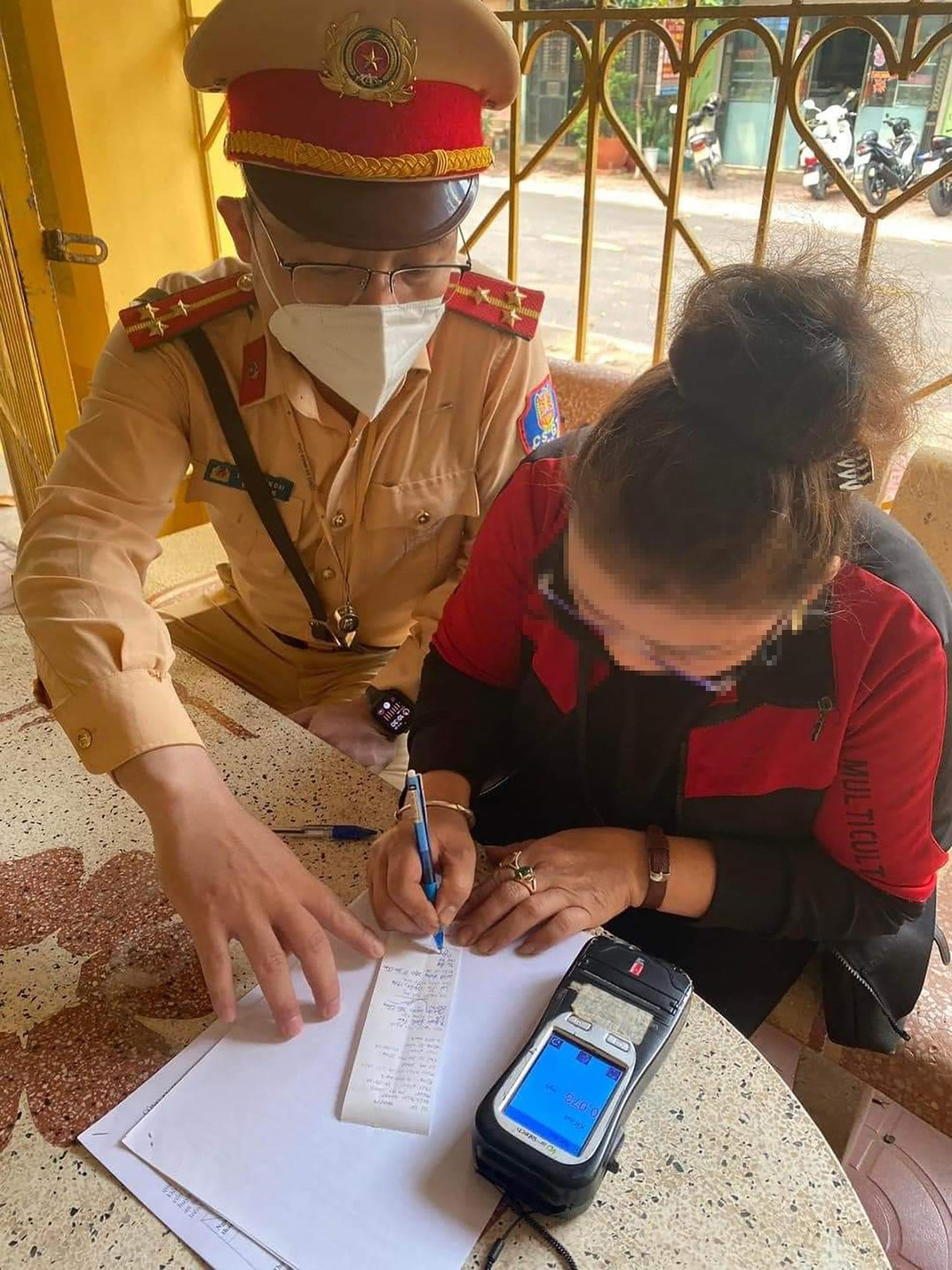 Lực lượng CSGT lập biên bản xử phạt bà N. Ảnh: CACC.