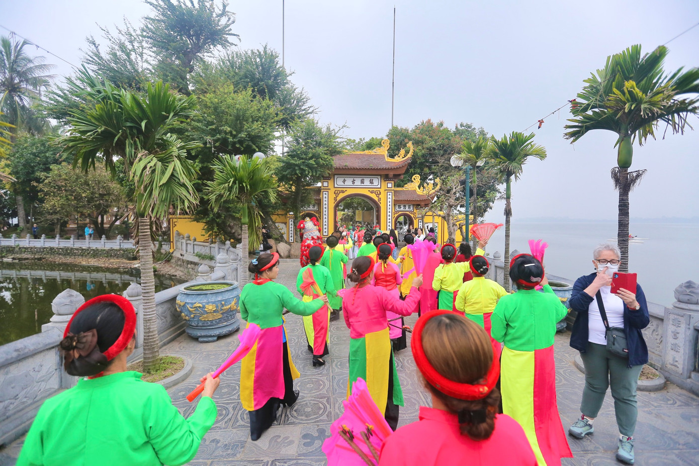 Đi theo sau kiệu là các bô lão, đoàn múa sinh tiền.