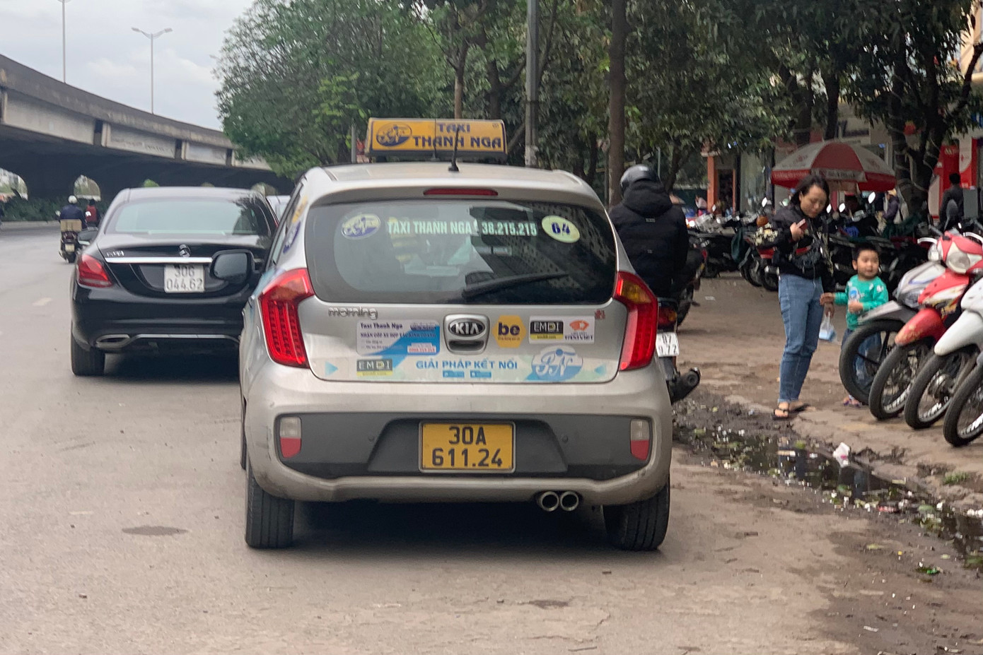 Các ô tô “dàn trận” ngang nhiên ở lòng đường Nghiêm Xuân Yêm.