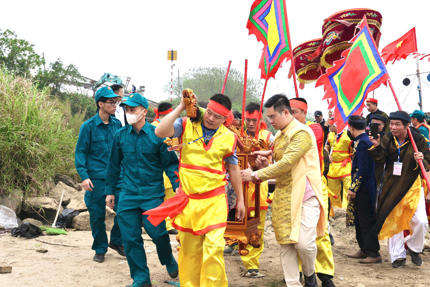 Đoàn rước kiệu thỉnh nước về đình sau gần 3 tiếng từ lúc khởi hành.