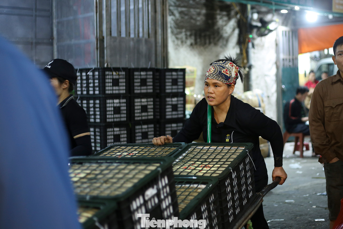 Ít ai nghĩ người phụ nữ với dáng hình nhỏ nhắn lại có thể kéo chiếc xe nặng hàng trăm kg. Công việc nặng nhọc tưởng chừng chỉ dành cho những người đàn ông sức dài vai rộng, nhưng vì miếng cơm manh áo mà những người phụ nữ này không quản ngày đêm, miệt mài "vắt sức".