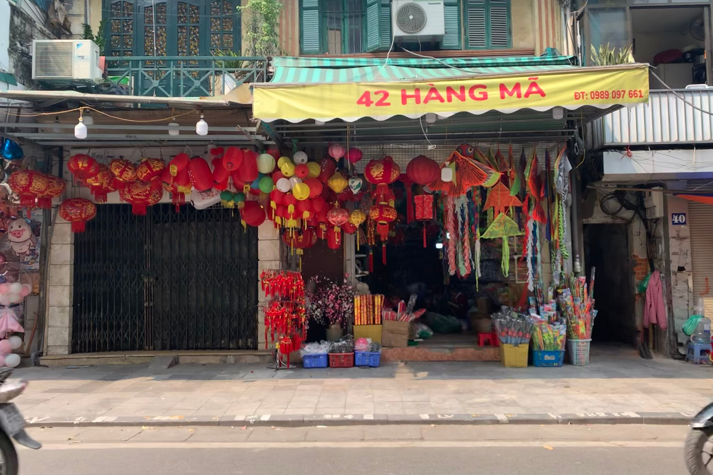 Các cửa hàng buôn bán trên phố Hàng Mã không còn chiếm dụng vỉa hè sau khi công an xử lý.