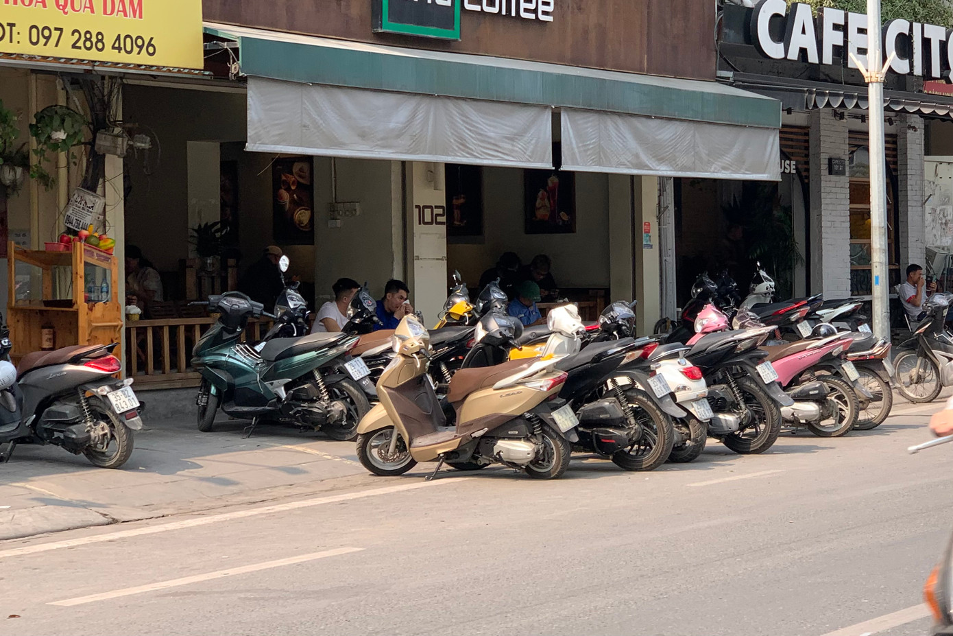 Một cửa hàng cà phê chiếm dụng cả vỉa hè, lòng đường để làm bãi để xe cho khách trên phố Phạm Ngọc Thạch.