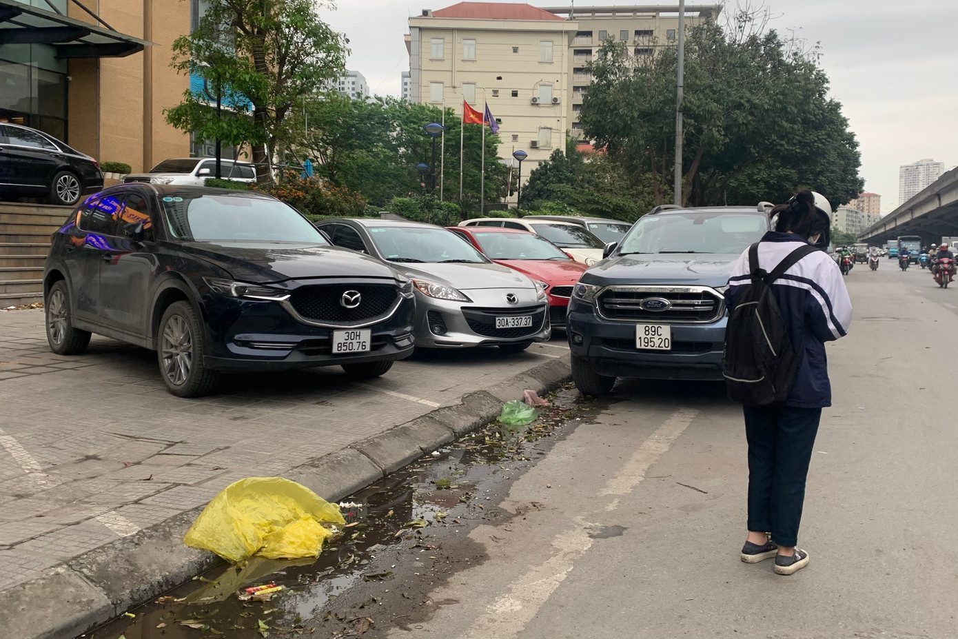 Khi vỉa hè "hết chỗ", nhiều ô tô ngang nhiên đỗ dưới lòng đường, gây mất ATGT.