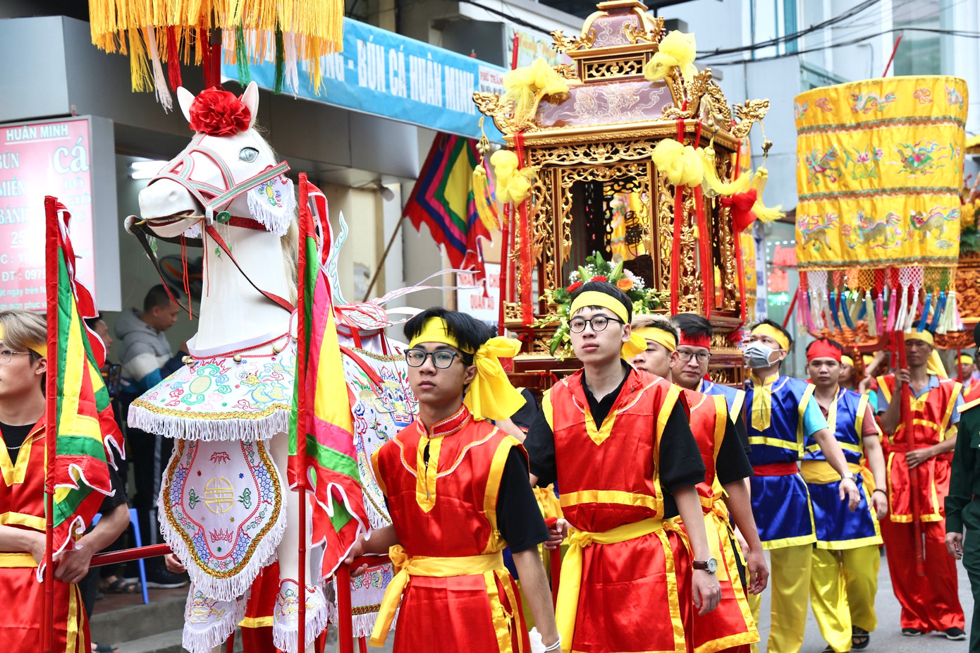 Các kiệu lễ vật của các tổ dân phố thuộc làng Yên Duyên đi rước,