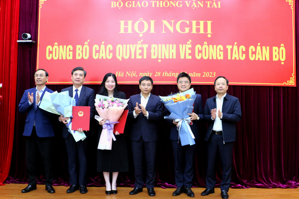 Lãnh đạo Bộ Giao thông vận tải chúc mừng các cán bộ được bổ nhiệm chức vụ mới.