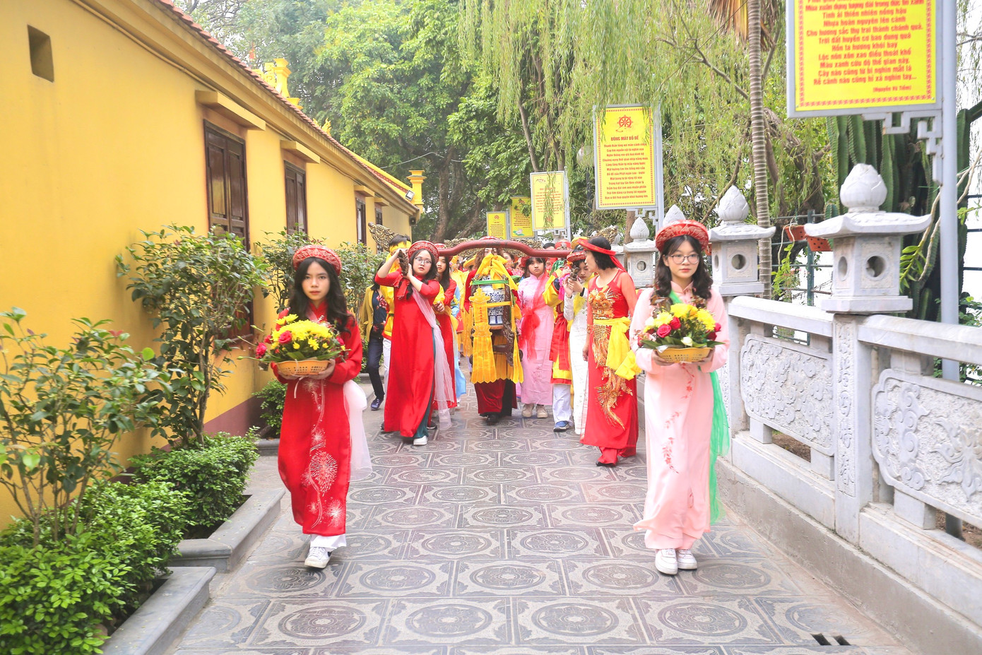 Sau khi thỉnh nước, đoàn rước mang kiệu nước về đình.