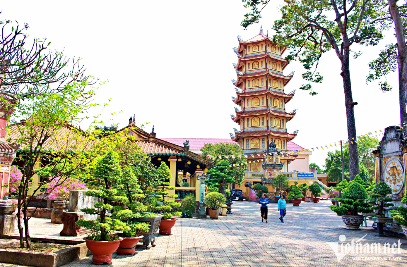 Xung quanh cổ tự là toà tháp cao 7 tầng và tháp tổ Từ Vân.