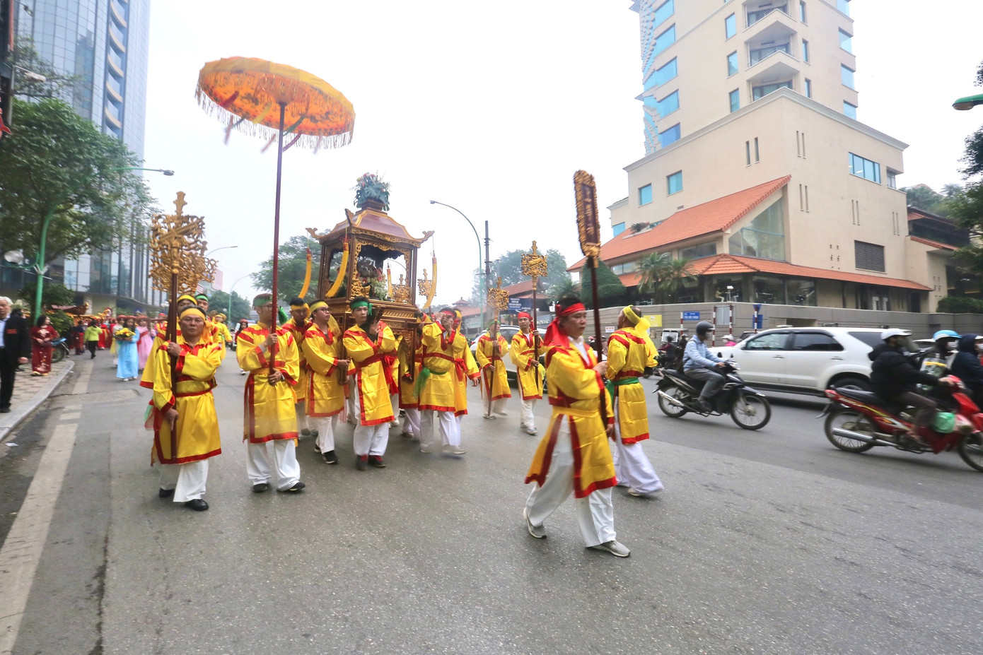 Sáng nay (10/2 Âm lịch), lễ hội đình Yên Phụ được tổ chức tưng bừng. Đây là lễ hội truyền thống tưởng nhớ công lao dẹp giặc Nguyên Mông xâm lược của Uy Đô Linh Lang Đại vương.