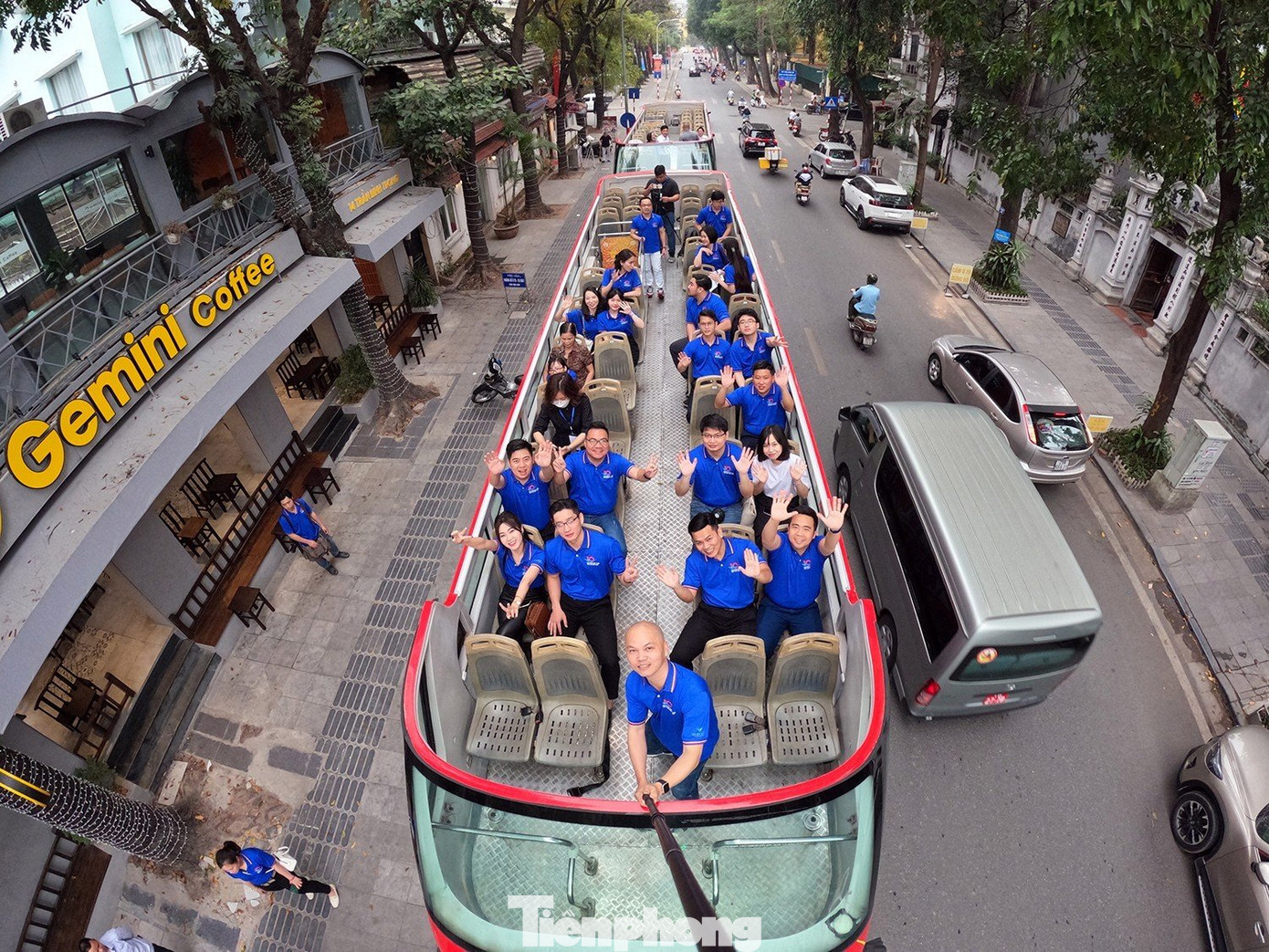 Từ sáng nay (23/3), trong khuôn khổ các hoạt động của chương trình, các gương mặt trẻ Việt Nam tiêu biểu và gương mặt trẻ Việt Nam triển vọng năm 2022 di chuyển bằng xe buýt hai tầng đến các địa điểm di tích, danh thắng nổi tiếng của Thủ đô. Từ sáng nay (23/3), trong khuôn khổ các hoạt động của chương trình, các gương mặt trẻ Việt Nam tiêu biểu và gương mặt trẻ Việt Nam triển vọng năm 2022 di chuyển bằng xe buýt hai tầng đến các địa điểm di tích, danh thắng nổi tiếng của Thủ đô.