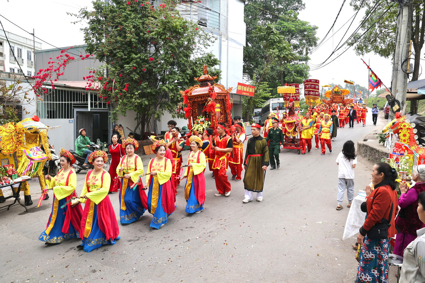 Nước trong bình sau khi lễ sẽ được dùng để rửa các vật thờ cúng trong đình làng