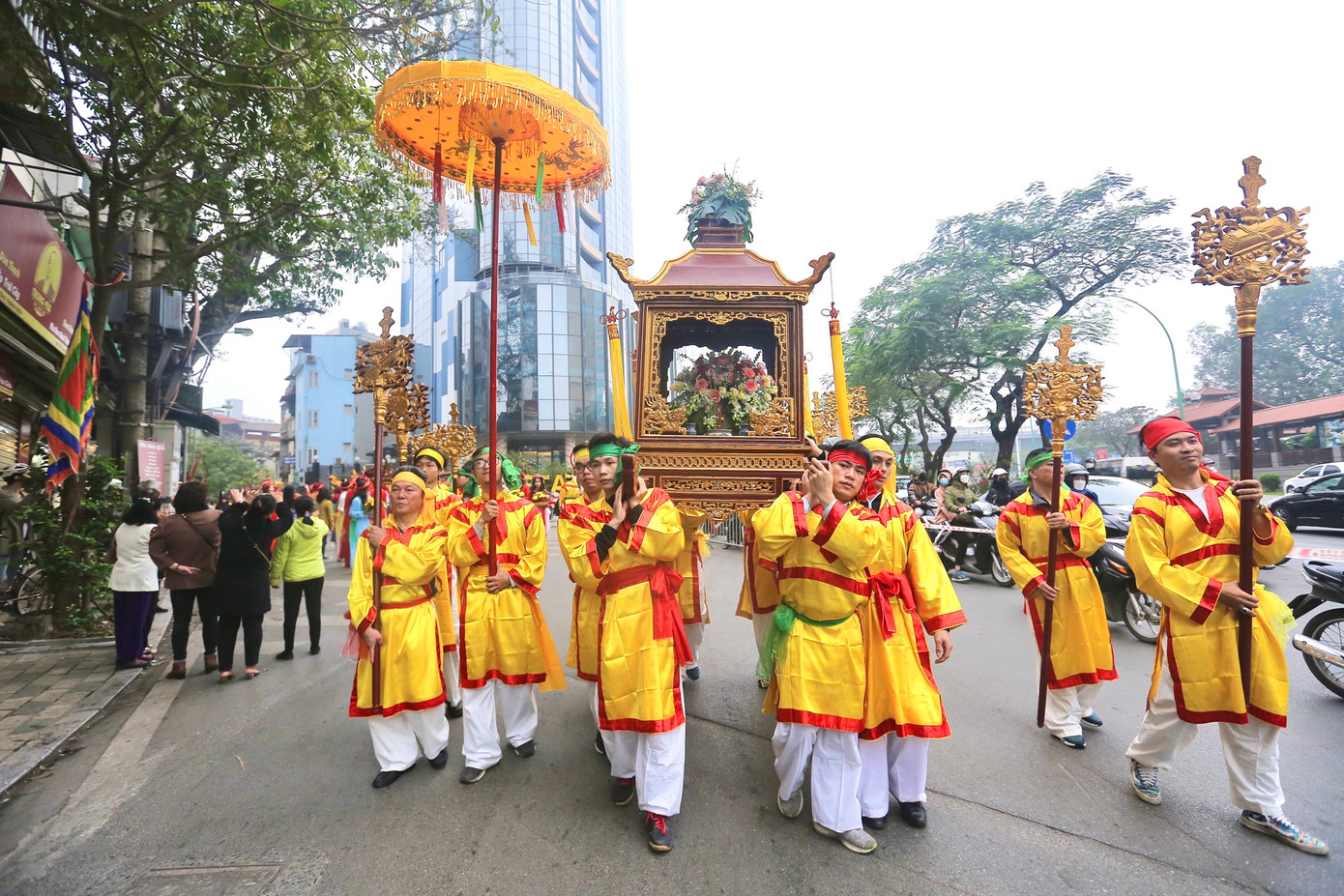 Hai kiệu đại do 16 thanh niên cường tráng, khỏe mạnh mặc áo vàng, quần trắng, đai đỏ, đai xanh khênh.