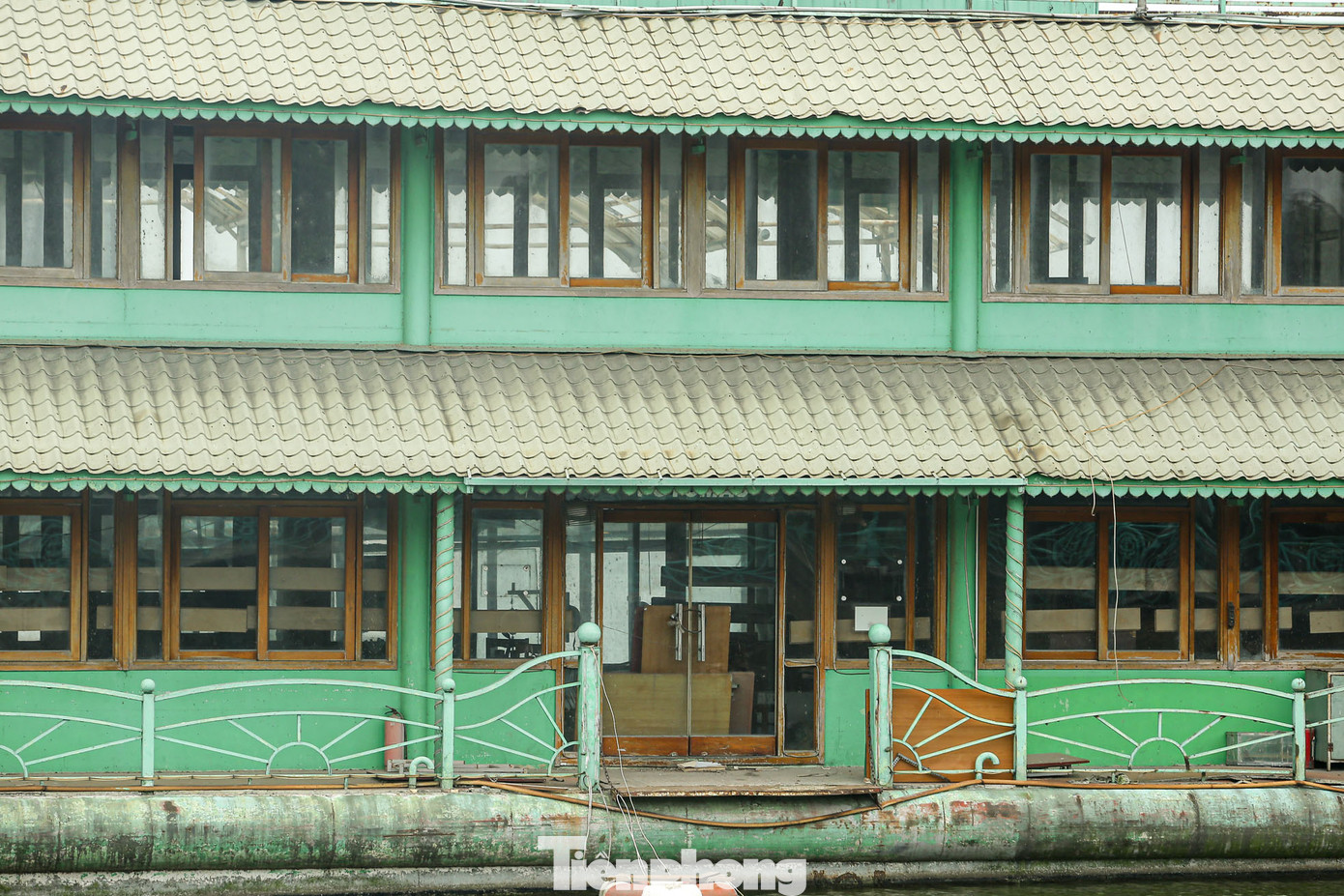 Theo thông báo của UBND quận Tây Hồ, những du thuyền bị bỏ hoang nhiều năm này của Công ty cổ phần Sông Potomac (phường Yên Phụ, quận Tây Hồ) và Công ty cổ phần Nhà nổi hồ Tây (phường Hàng Buồm, quận Hoàn Kiếm).