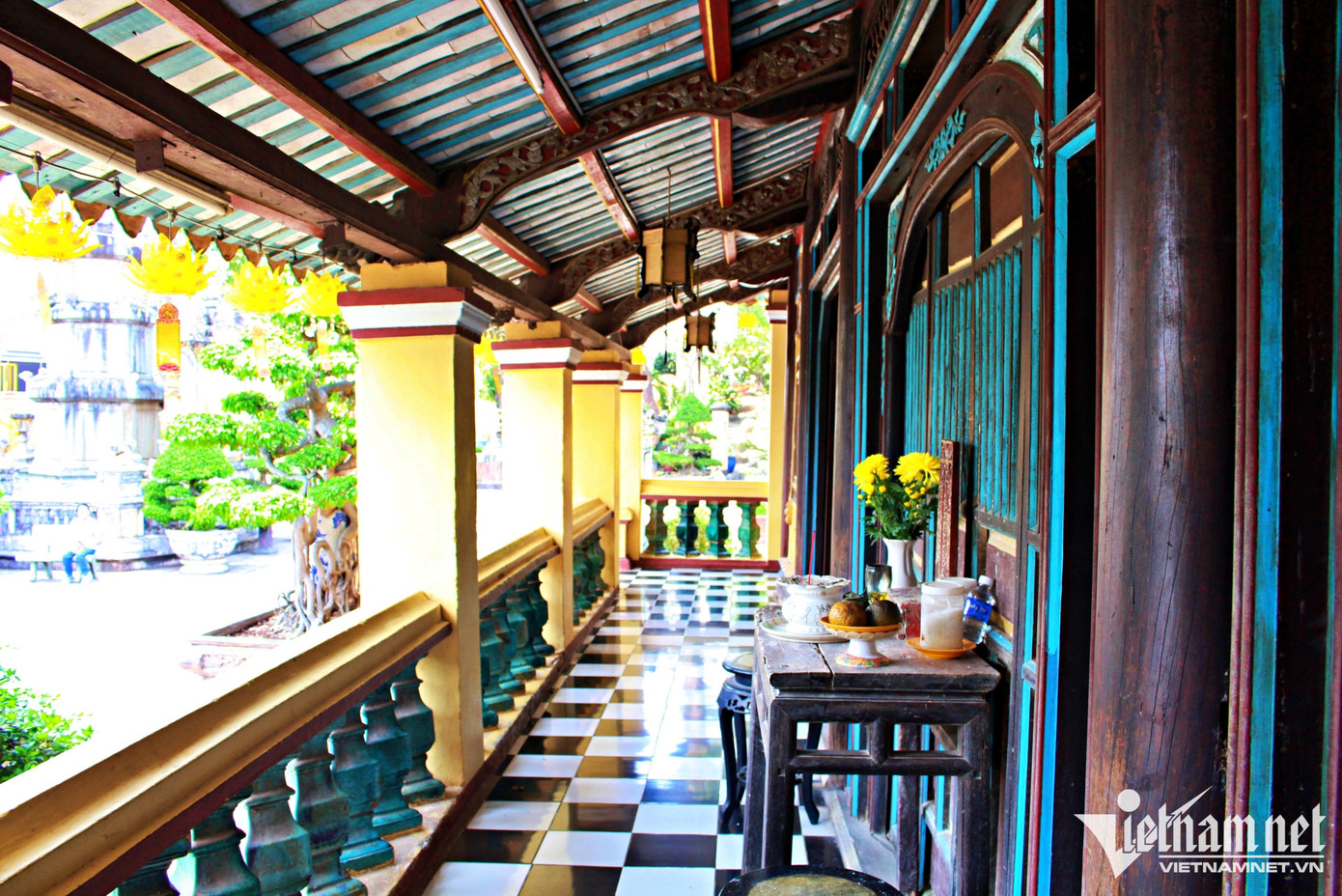 Ngôi cổ tự được xây dựng từ nhiều loại gỗ quý.