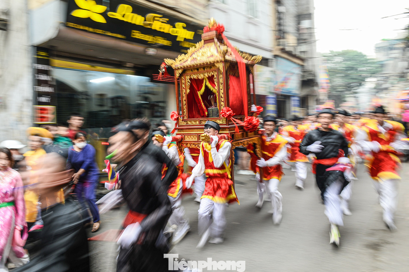 Trong lễ hội 5 làng Mọc nét đặc sắc chính là màn “kiệu bay”. Những cỗ kiệu múa như bay trên đường đi, thoắt tiến thoắt lui, lúc chạy băng băng, lúc quay tròn linh hoạt và uyển chuyển.