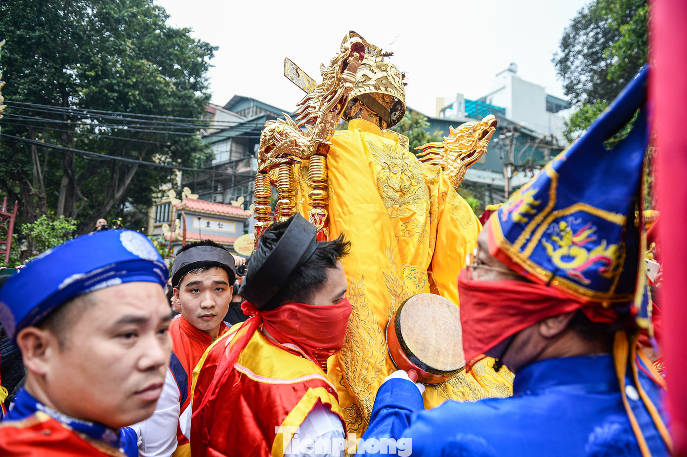 Nghi thức tế hội đồng được thực hiện tại sân đình, với 3 tuần tế trong tiếng nhạc của dàn bát âm và tiếng chiêng, trống: sơ hiến lễ, á hiến lễ và chung hiến lễ.