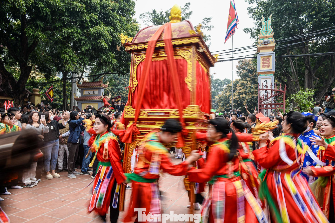 Những cô gái rất vất vả để giữ thăng bằng cho kiệu.