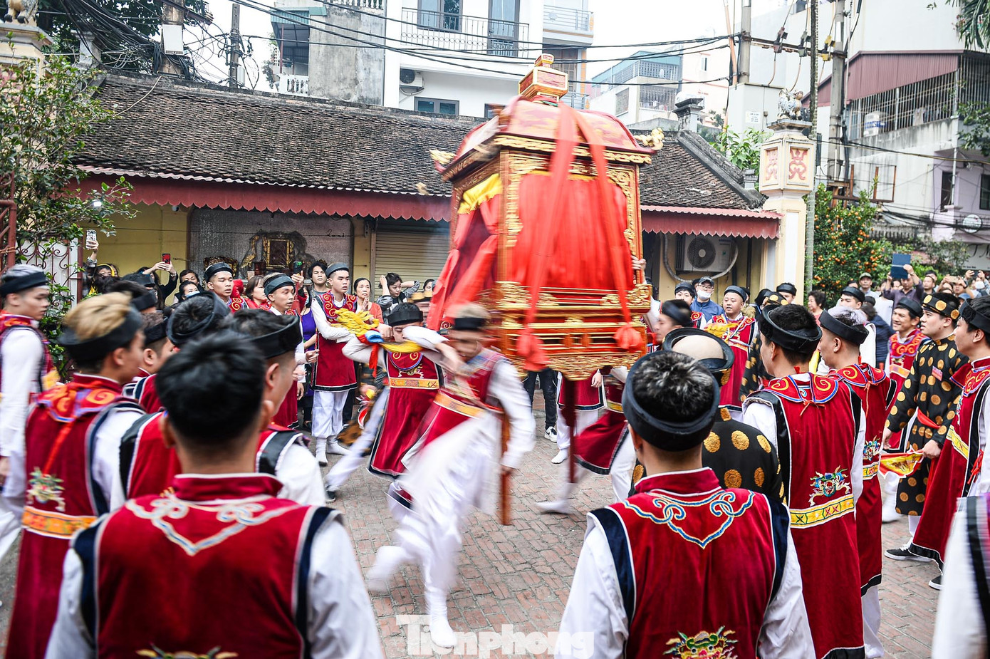 Một kiệu thánh gồm 4 người khênh, các tốp các thanh niên nam, nữ thay phiên nhau.