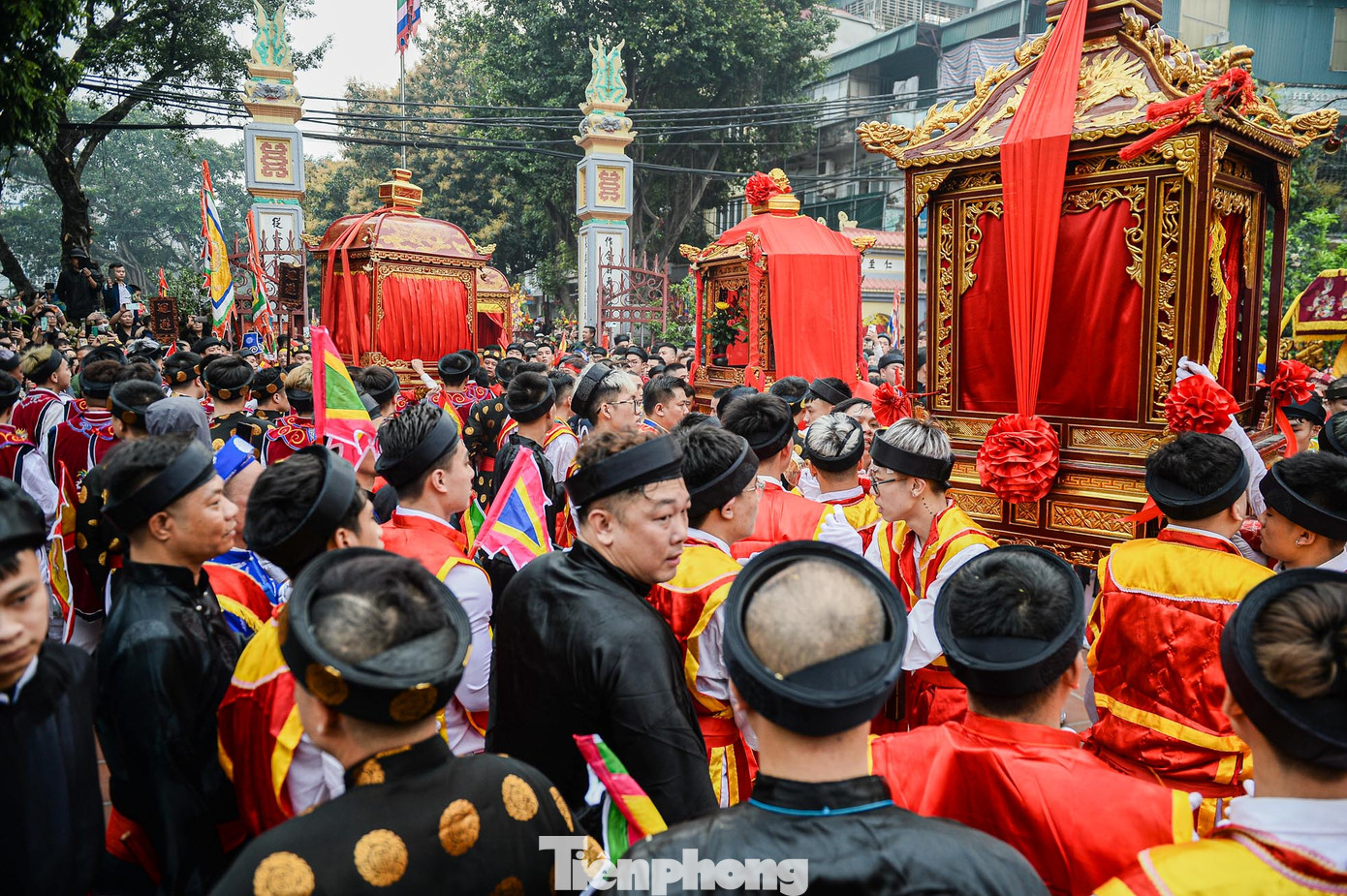 Về đến đình làng đăng cai, Ban điều hành của làng cử người hướng dẫn các làng anh em bầy nghi trượng vào vị trí quy định, nghỉ ngơi trầu nước để chuẩn bị tế lễ.