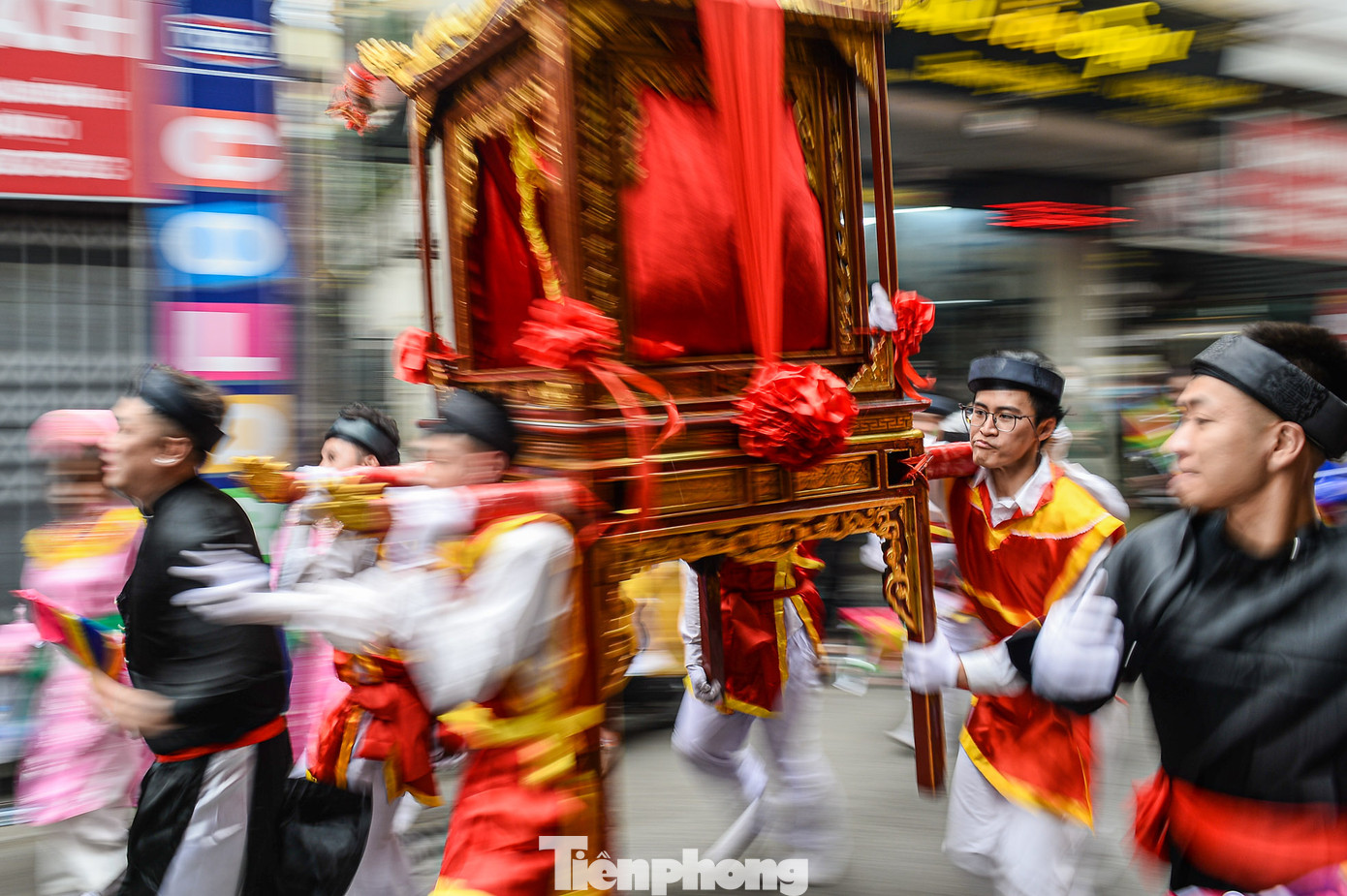 Cách một đoạn, đoàn khênh kiệu lại chạy tăng tốc.