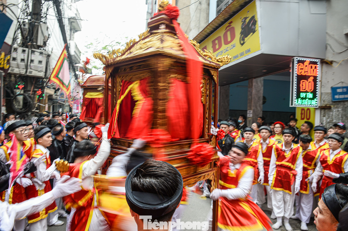 "Kiệu bay" khiến phố phường Thủ đô trở nên nhộn nhịp hẳn.