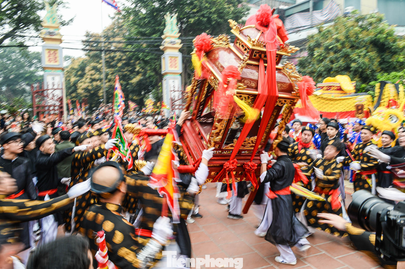 Người dân quan niệm rằng nghi thức xoay kiệu đó là các Thánh đang ‘thăng hoa’ trước khi vào đình.