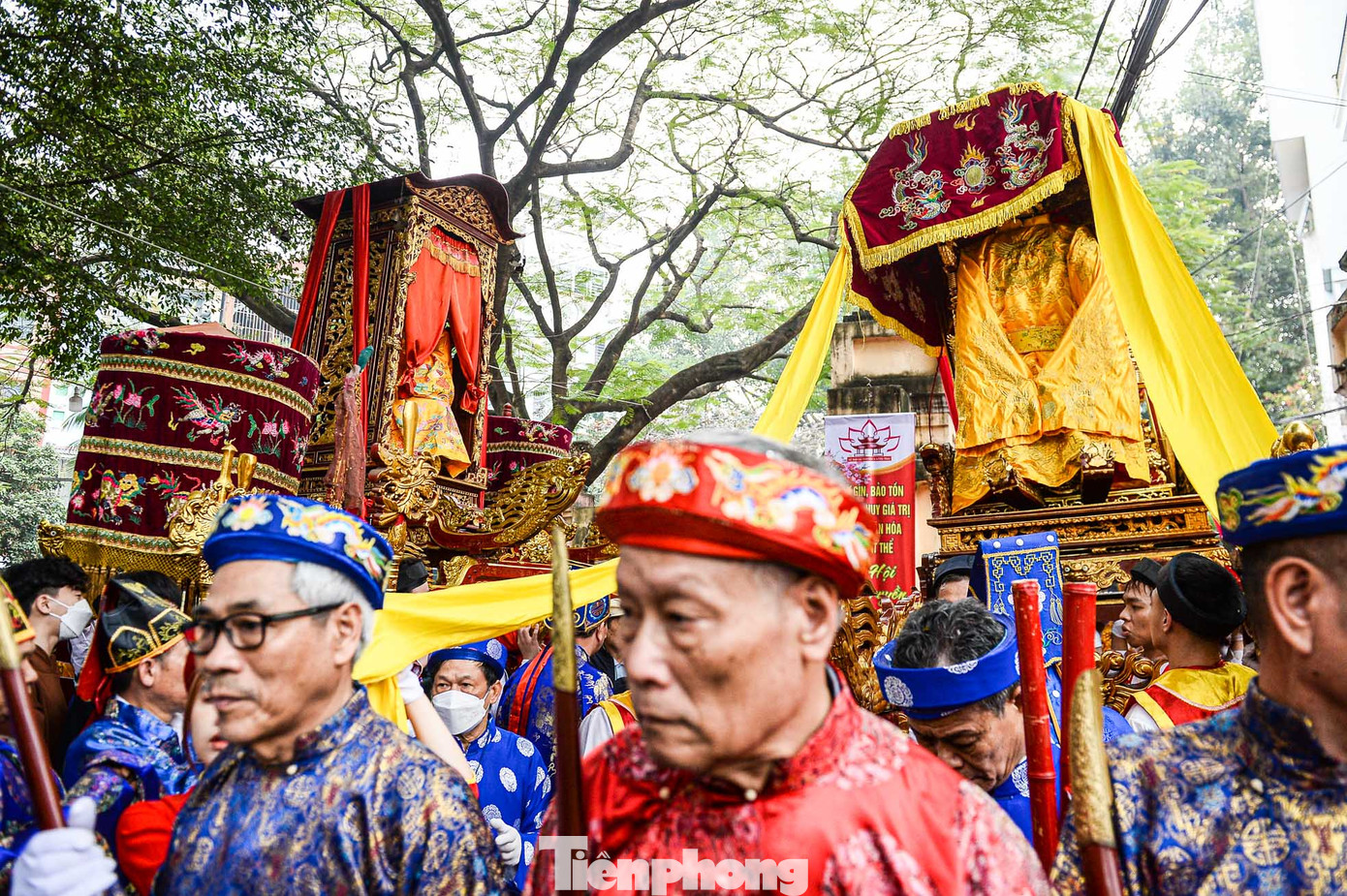 Năm nay, làng Quang Nhân đăng cai tổ chức lễ hội. Đoàn rước của làng Quan Nhân đón các đoàn rước làng khác tại đình Hội Xuân.