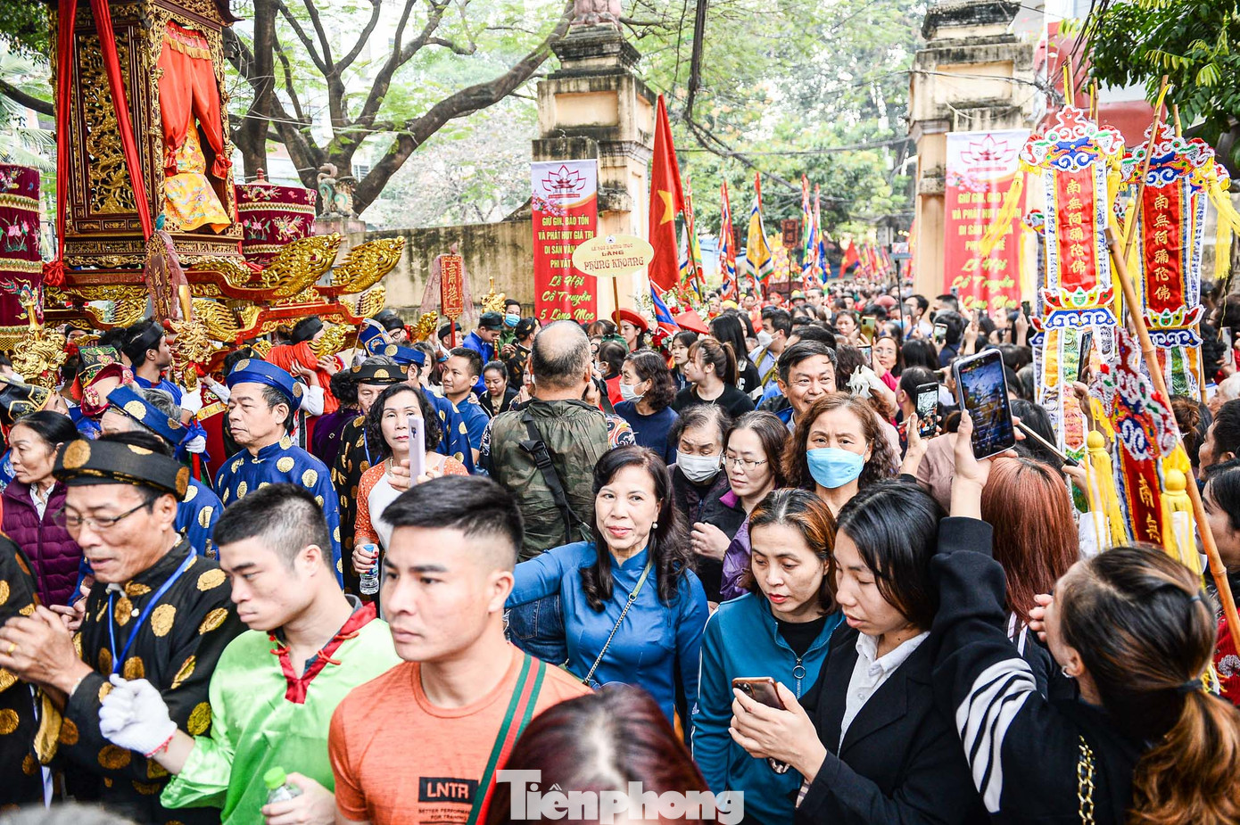 Mặc dù là ngày thường nhưng lễ hội vẫn thu hút được hàng nghìn người dân, du khách đến trảy hội.