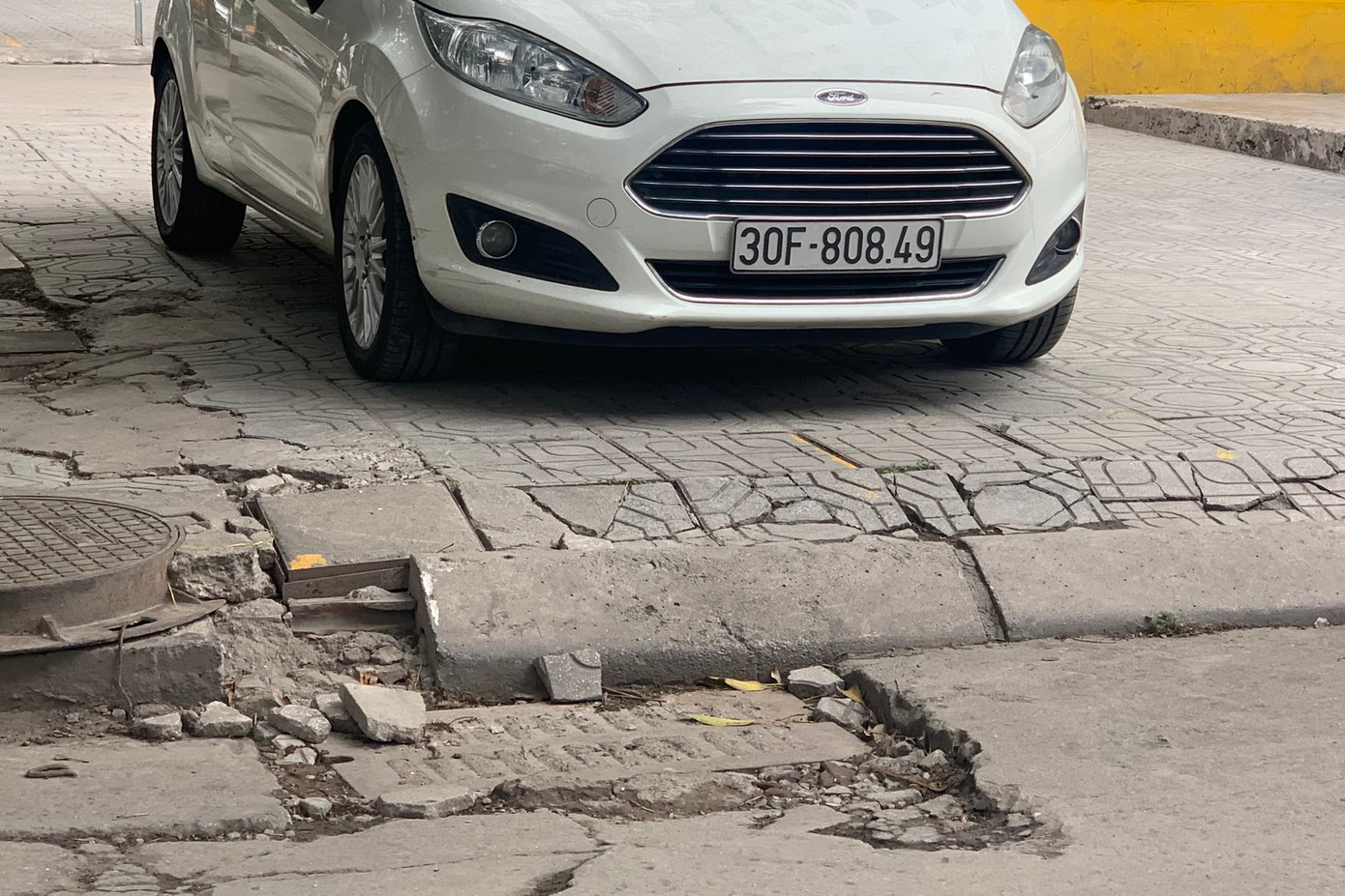 Vỉa hè trong xuống cấp, vỡ vụn, nứt toác...